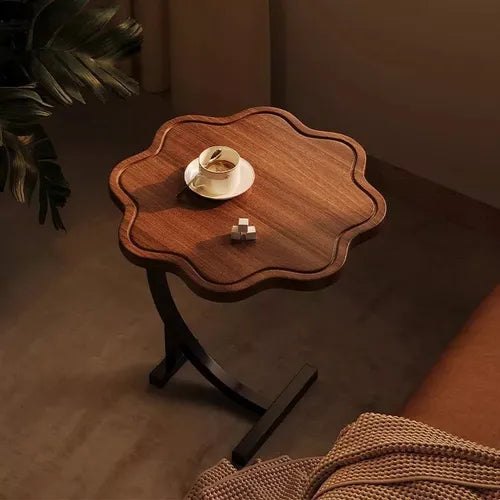 Table d’appoint en forme de C – Élégance florale et fonctionnalité moderne