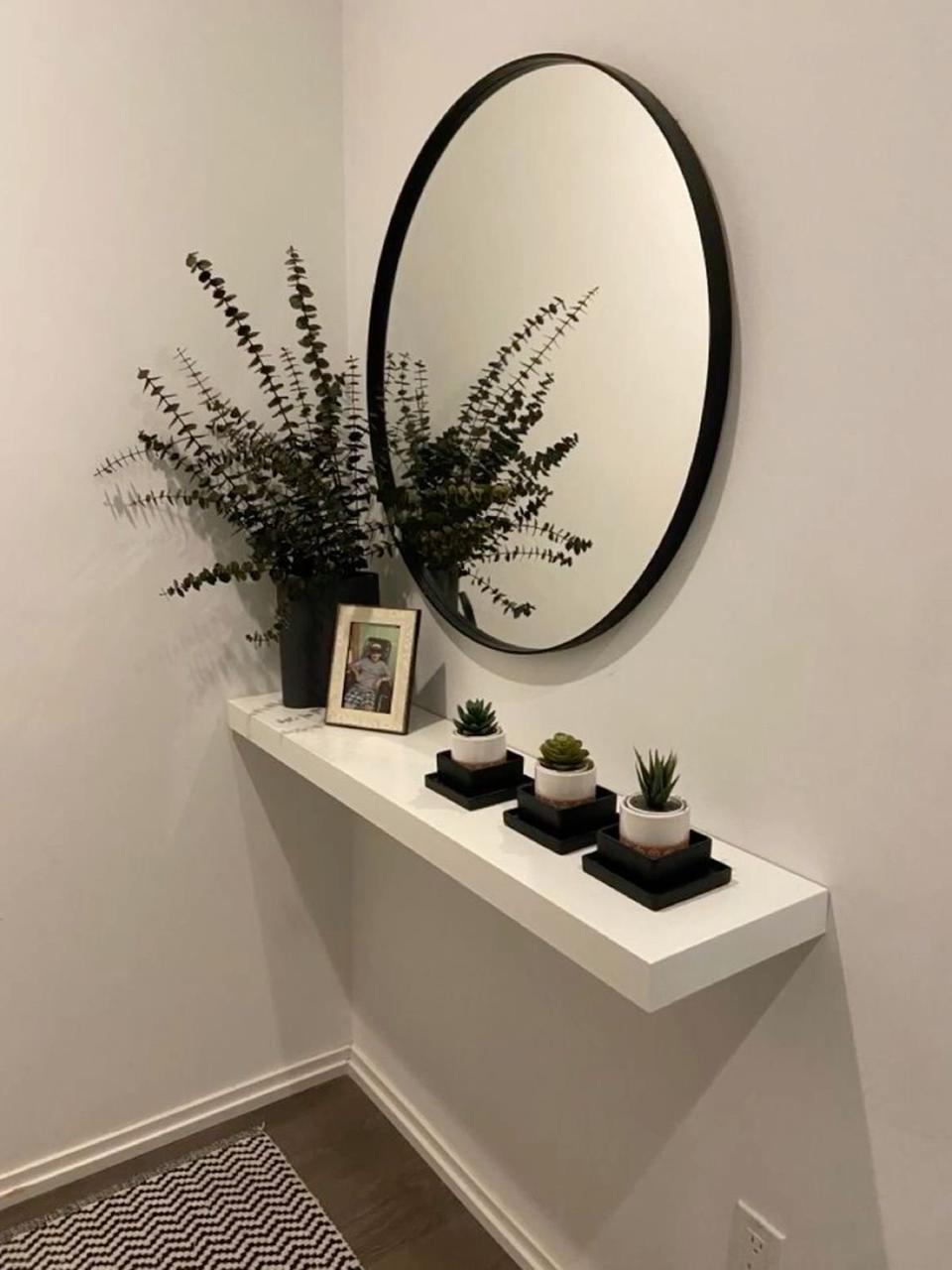 Miroir Rond avec Étagère – Une Touche d’Élégance et de Praticité !
