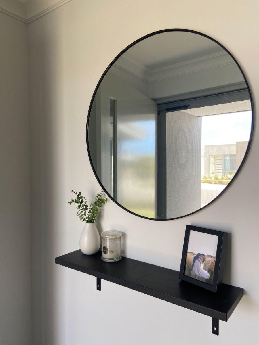 Miroir Rond avec Étagère – Une Touche d’Élégance et de Praticité !