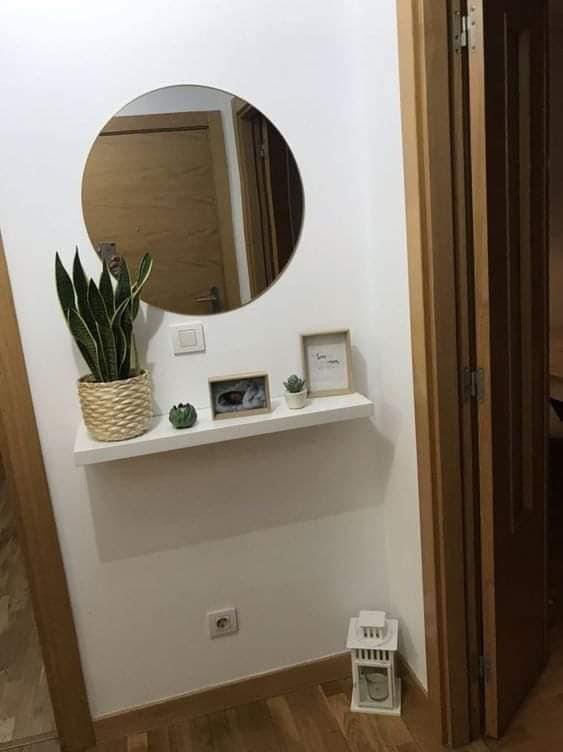 Miroir Rond avec Étagère – Une Touche d’Élégance et de Praticité !