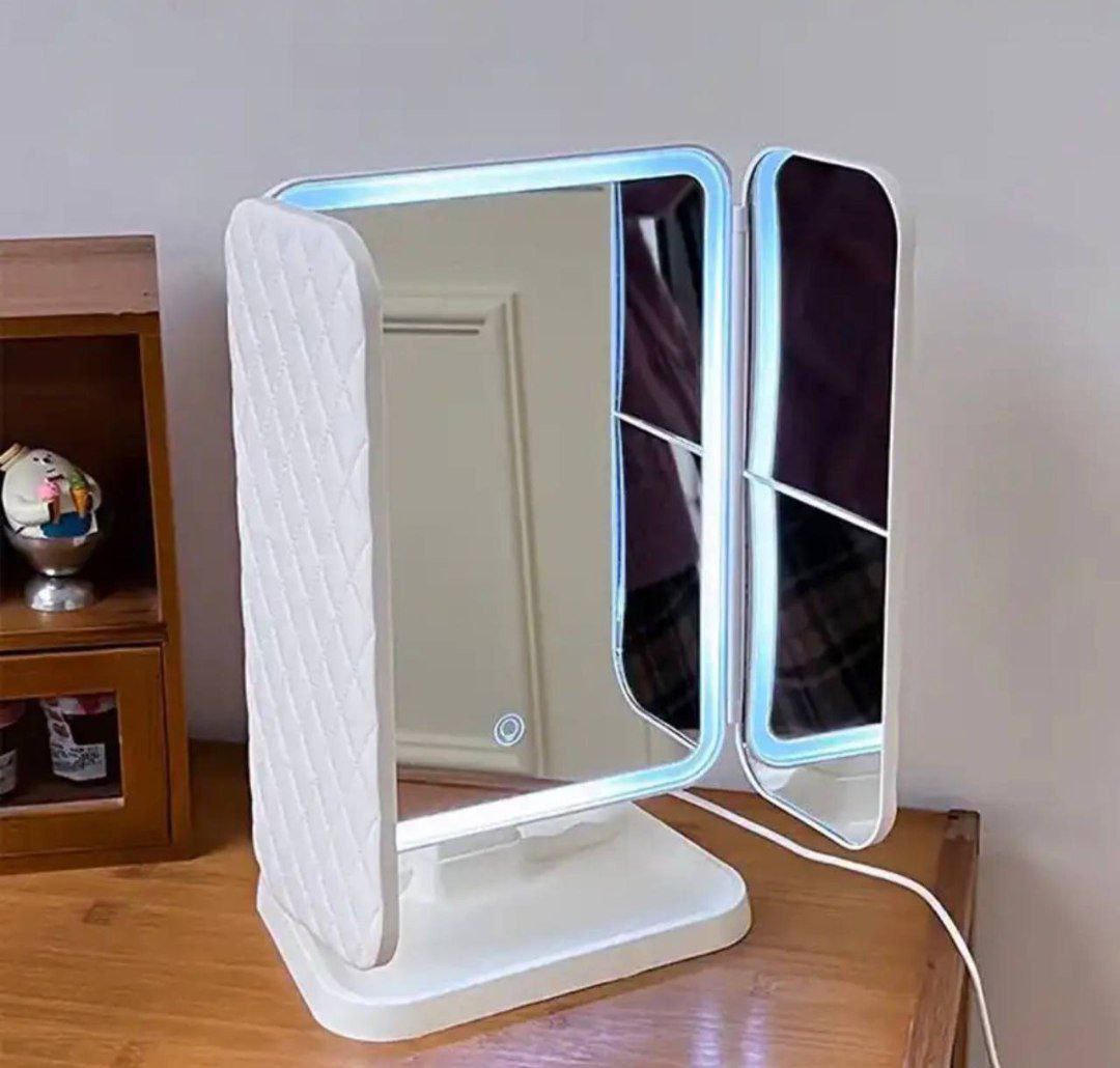 Miroir de maquillage trifold LED – Éclat & précision à chaque plan